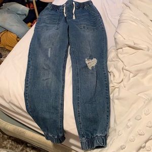 Distressed high wasted jeans